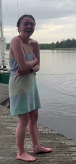 Maisie Williams feet photo thumbnail