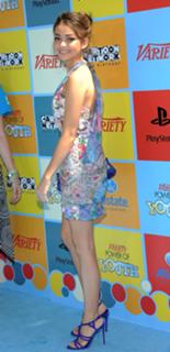 Sarah Hyland feet photo thumbnail