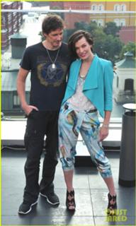 Milla Jovovich feet photo thumbnail