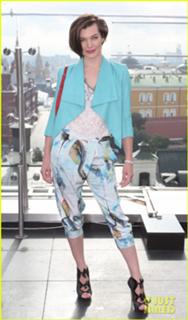 Milla Jovovich feet photo thumbnail