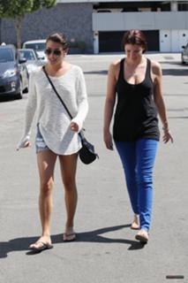 Lea Michele feet photo thumbnail