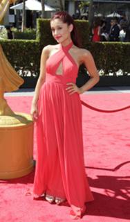 Ariana Grande feet photo thumbnail
