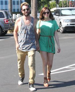 Rose McGowan feet photo thumbnail