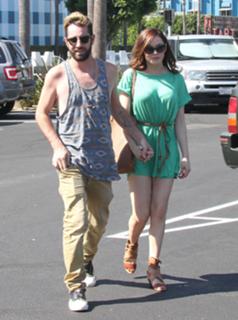 Rose McGowan feet photo thumbnail