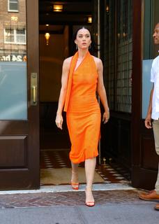 Katy Perry feet photo thumbnail