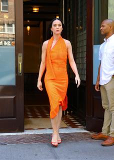 Katy Perry feet photo thumbnail