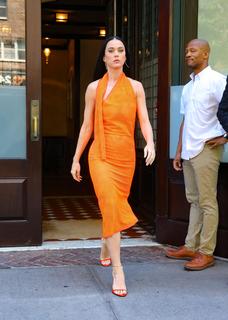 Katy Perry feet photo thumbnail