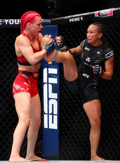 Michelle Waterson feet photo thumbnail