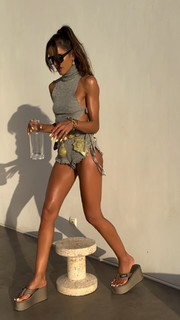 Izabel Goulart feet photo thumbnail