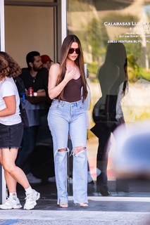 Khloé Kardashian feet photo thumbnail