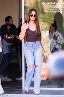 Khloé Kardashian feet photo thumbnail