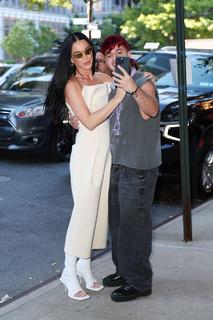 Katy Perry feet photo thumbnail
