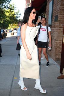 Katy Perry feet photo thumbnail