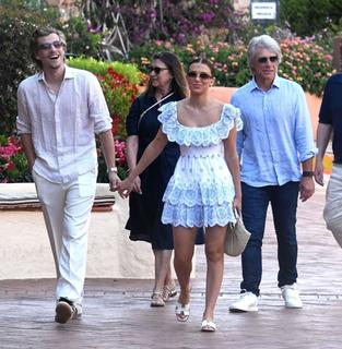 Millie Bobby Brown feet photo thumbnail