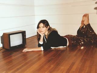 Phoebe Tonkin feet photo thumbnail