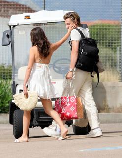 Millie Bobby Brown feet photo thumbnail