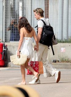Millie Bobby Brown feet photo thumbnail
