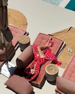 Xenia Tchoumitcheva feet photo thumbnail