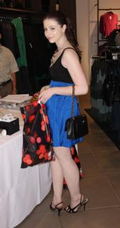 Michelle Trachtenberg feet photo thumbnail