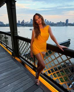 Chrissy Teigen feet photo thumbnail