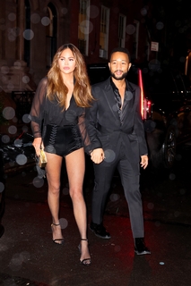 Chrissy Teigen feet photo thumbnail