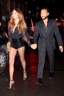 Chrissy Teigen feet photo thumbnail