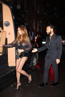 Chrissy Teigen feet photo thumbnail