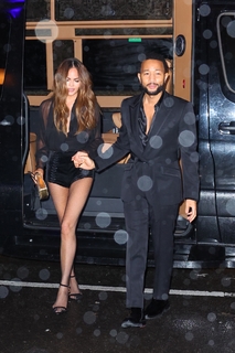 Chrissy Teigen feet photo thumbnail