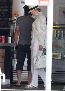 Nicole Kidman feet photo thumbnail