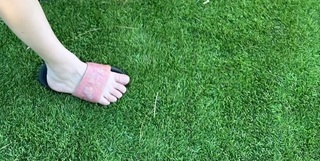 Kaley Cuoco feet photo thumbnail