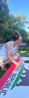 Kaley Cuoco feet photo thumbnail