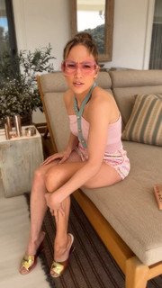 Jennifer Lopez feet photo thumbnail