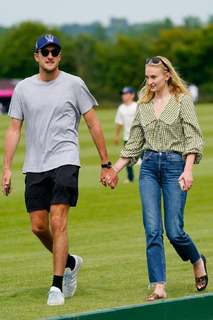 Sophie Turner feet photo thumbnail