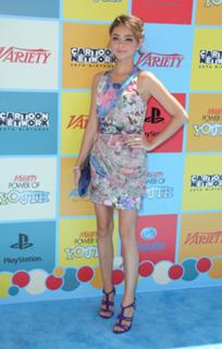 Sarah Hyland feet photo thumbnail