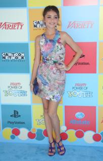 Sarah Hyland feet photo thumbnail