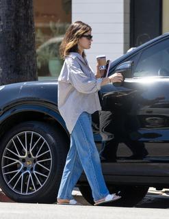 Lucy Hale feet photo thumbnail