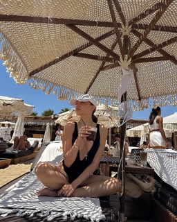 Xenia Tchoumitcheva feet photo thumbnail