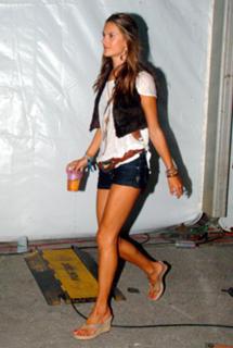 Alessandra Ambrosio feet photo thumbnail
