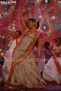 Madhuri Dixit feet photo thumbnail