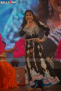 Madhuri Dixit feet photo thumbnail