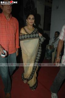 Madhuri Dixit feet photo thumbnail