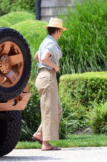 Jennifer Lopez feet photo thumbnail