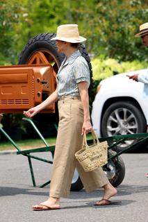 Jennifer Lopez feet photo thumbnail