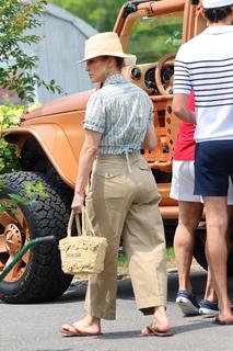 Jennifer Lopez feet photo thumbnail