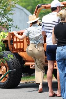Jennifer Lopez feet photo thumbnail
