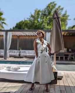 Halle Berry feet photo thumbnail