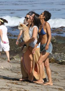 Halle Berry feet photo thumbnail