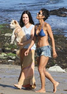 Halle Berry feet photo thumbnail