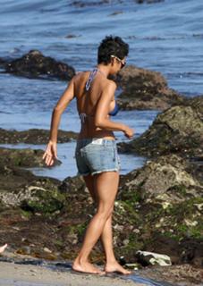 Halle Berry feet photo thumbnail