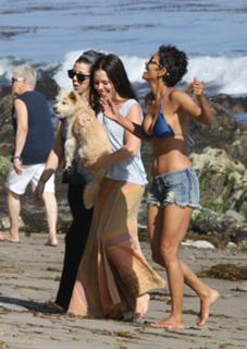 Halle Berry feet photo thumbnail